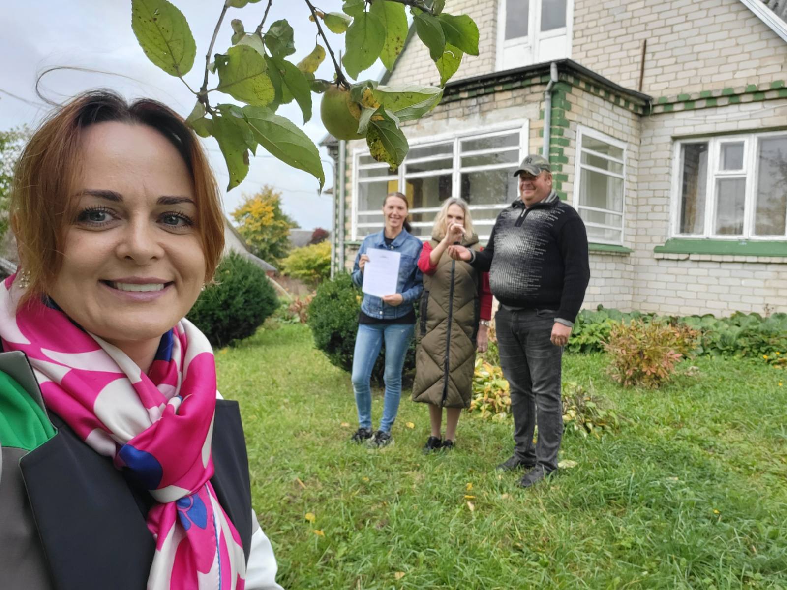 Gaisrą išgyvenusios šeimos rankose – aukotojų lėšomis nupirkto namo raktai